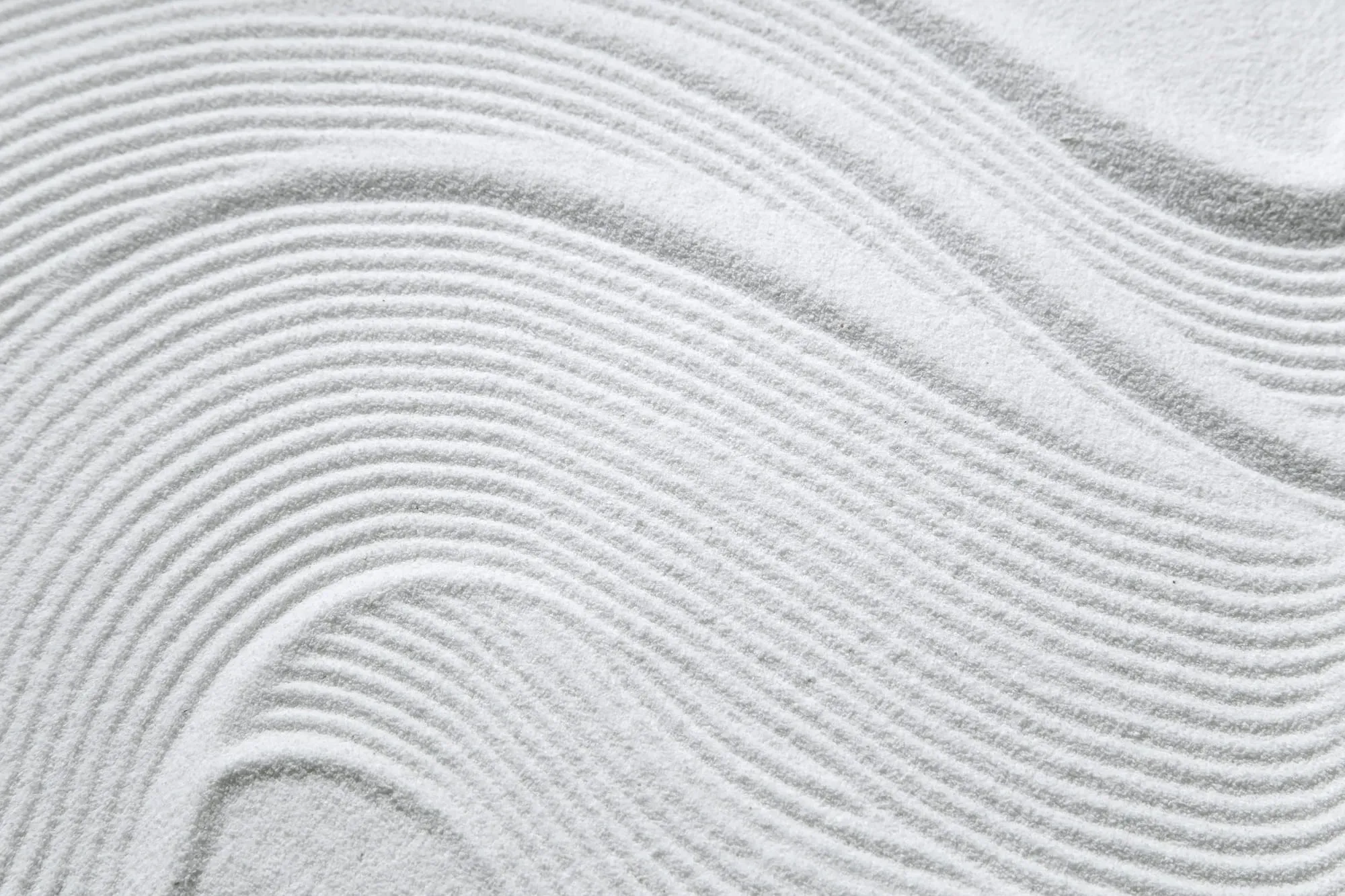 Zen-Sandmuster in geschwungenen Linien
