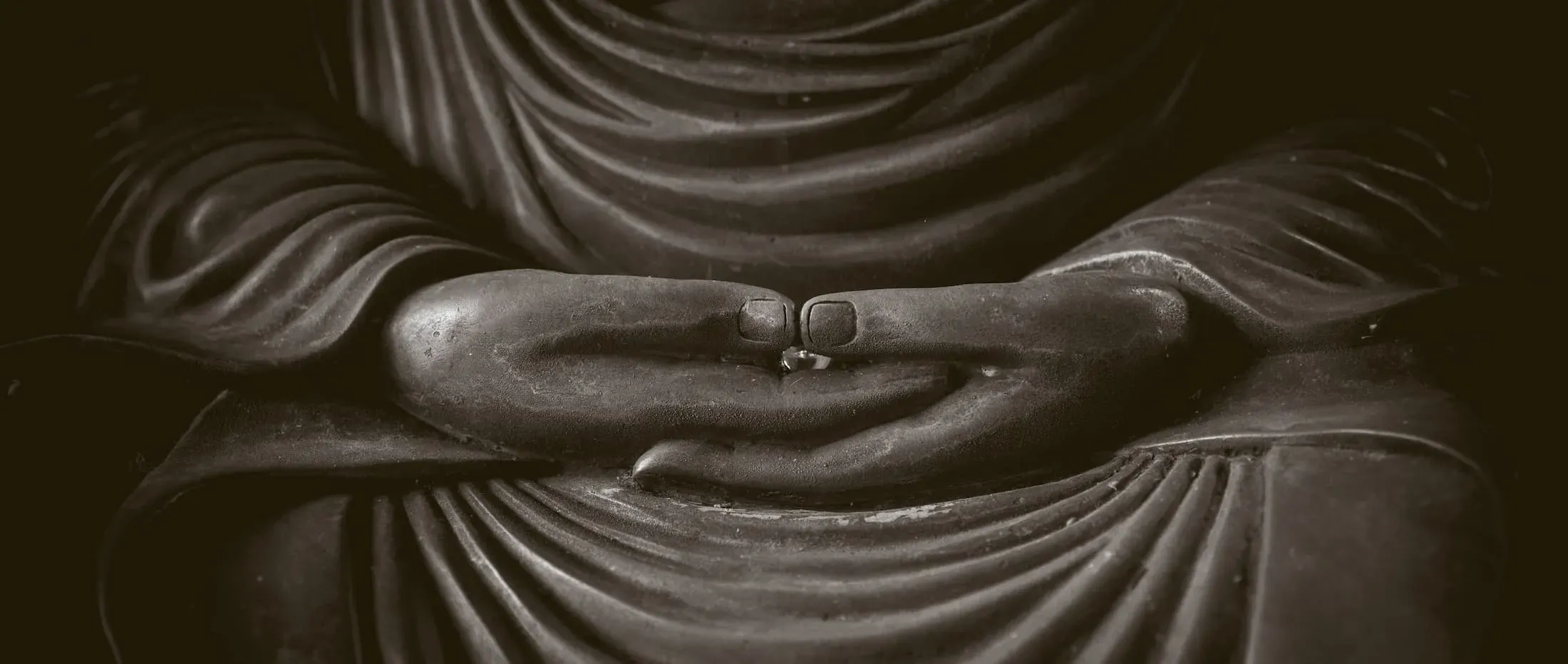 Meditationsgeste einer Buddha-Statue