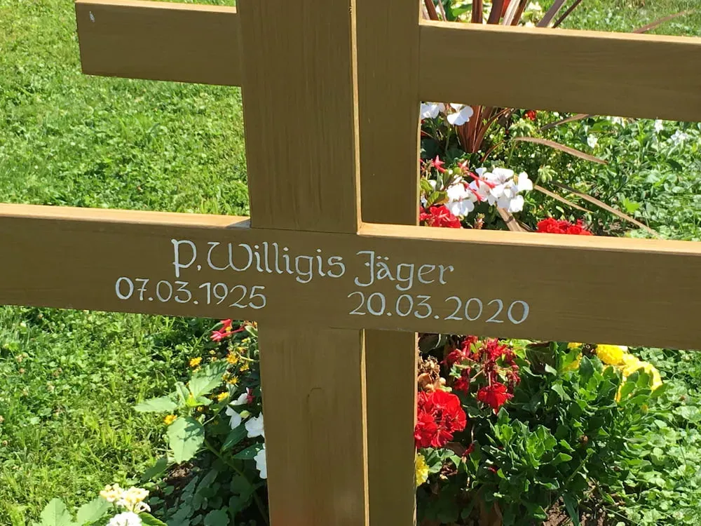 Blumenschmuck an der Grabstätte von Willigis Jäger