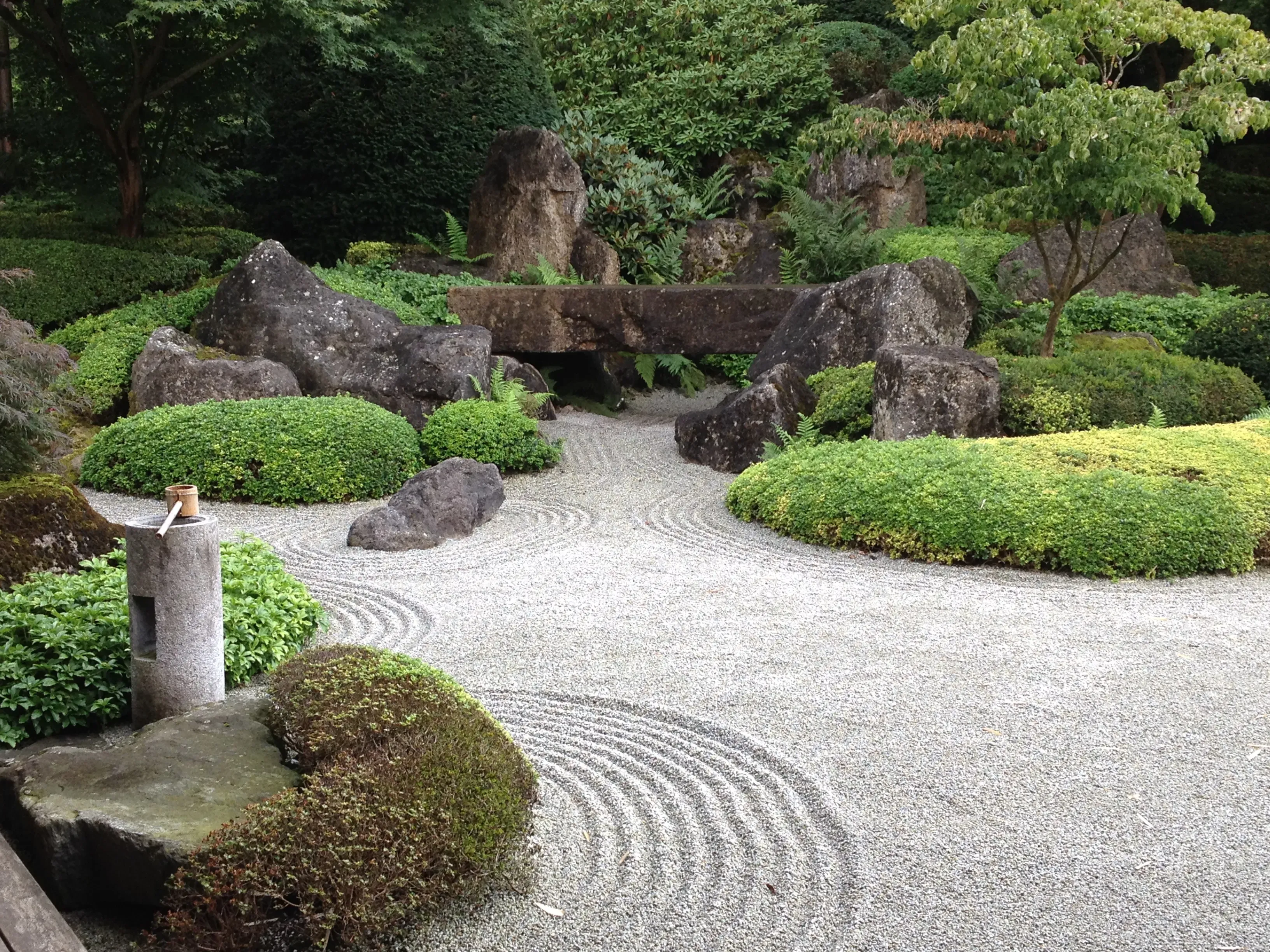 Japanischer Zen-Garten mit Steinen und geharkt em Sand